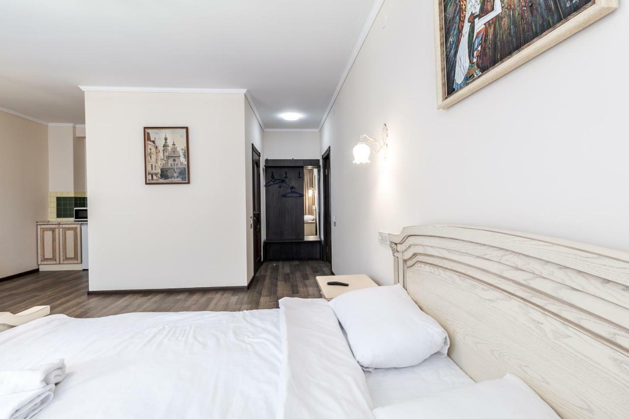 Opera House Apartment 3 Lviv Eksteriør bilde