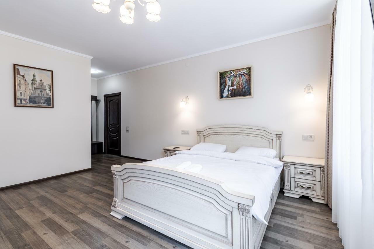 Opera House Apartment 3 Lviv Eksteriør bilde